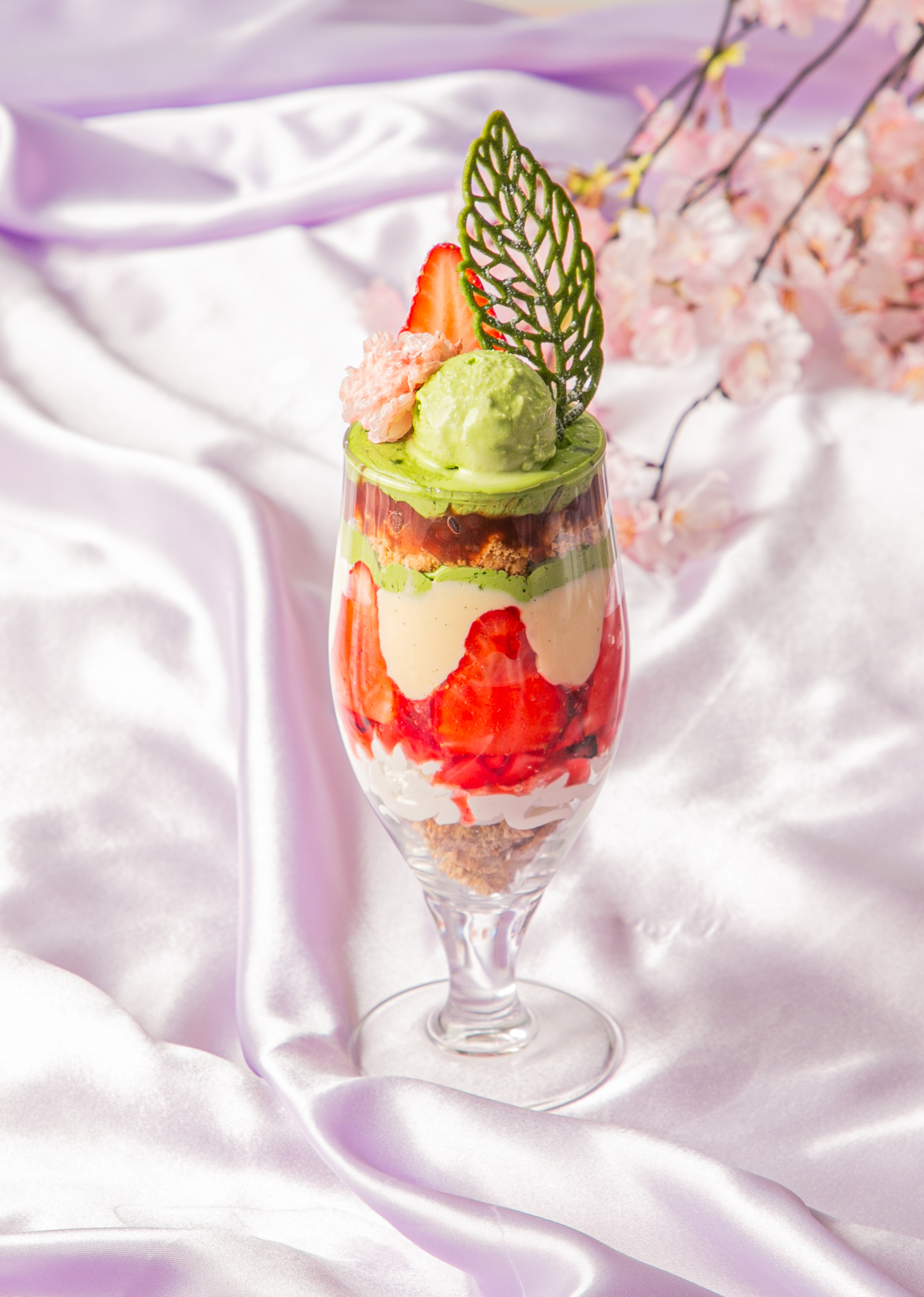 苺と抹茶のパフェ桜風味